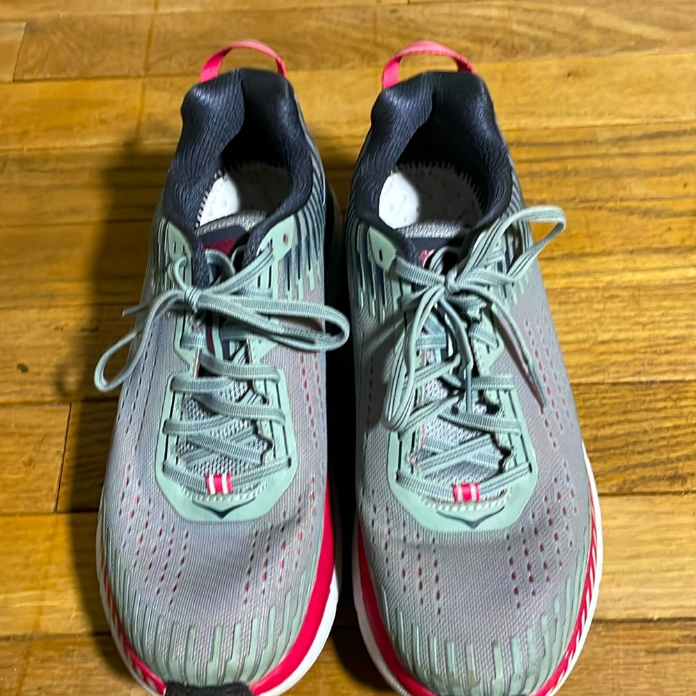 Women’s like new Hoke one one tennis shoes.